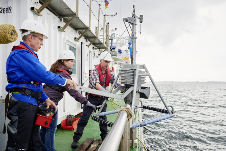 The search for pollutants in the sea is a focus of research in the new Institute for Environmental Chemistry in the Coastal Regions. Photo: HZG/Christian Schmid  Scientists on board the research vessel