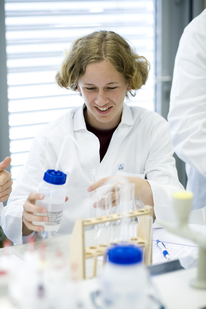 Ein Schüler hat viel Spaß beim Experimentieren