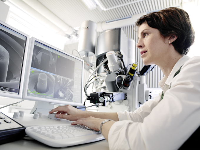 Wissenschaftlerin überprüft am Computer Strukturbilder