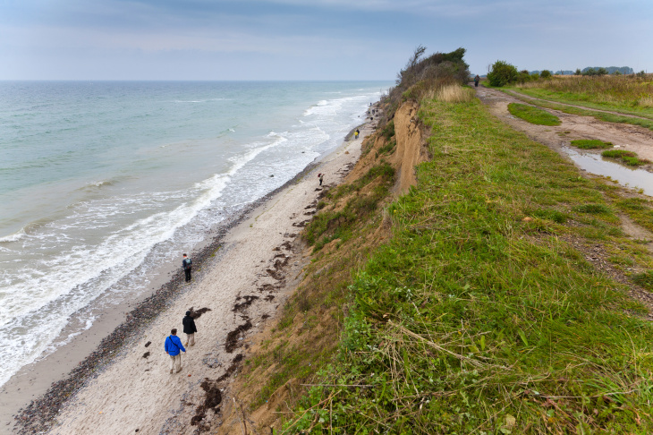 Foto: Marcel Sarközi – Fotolia Land fällt in das Meer ab. Unten sind Spaziergänger