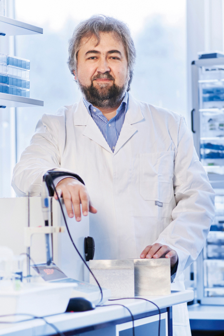 Professor Mikhail Zheludkevich in the lab. Photo: HZG/Christian Schmid Mikhail Zheludkevich