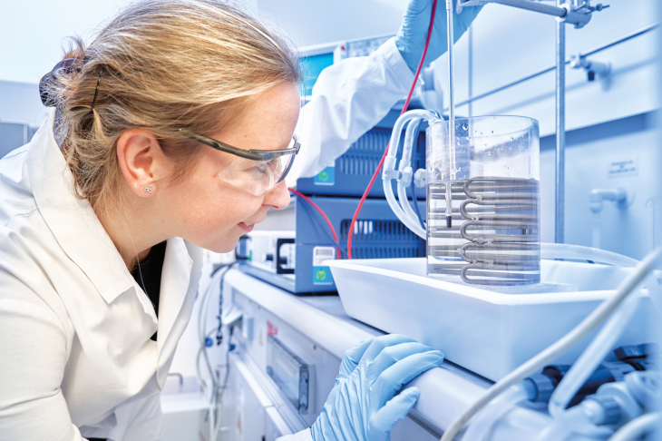 Maria Serdechnova from the new Institute for Surface Science examines a bone screw in an electrolyte bath. Photo: HZG/Christian Schmid Maria Serdechnova from the new Institute for Surface Science examines a bone screw in an electrolyte bath.