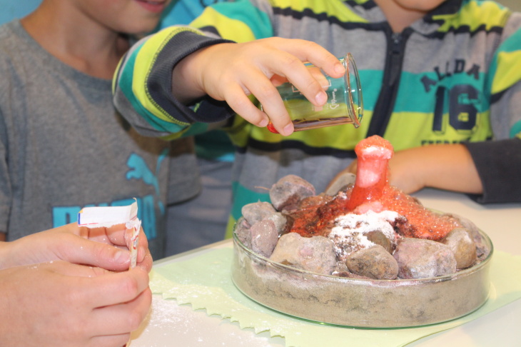 Kinder am Experimentieren