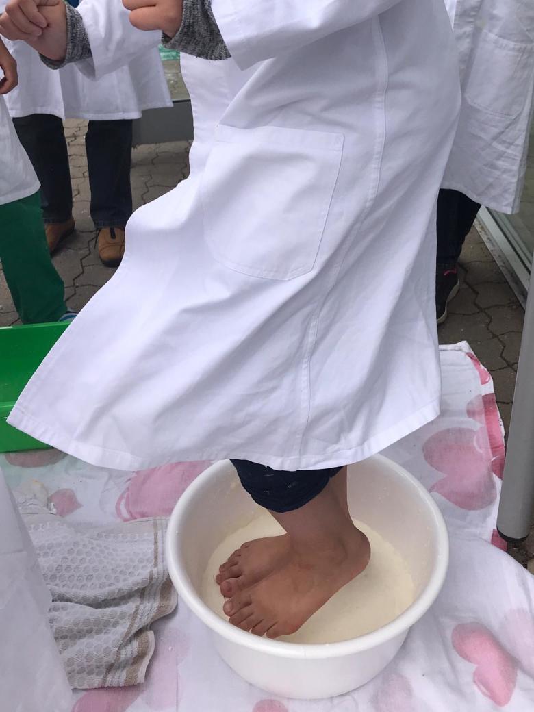 Mit den Füßen im Stärke-Wasser-Gemisch