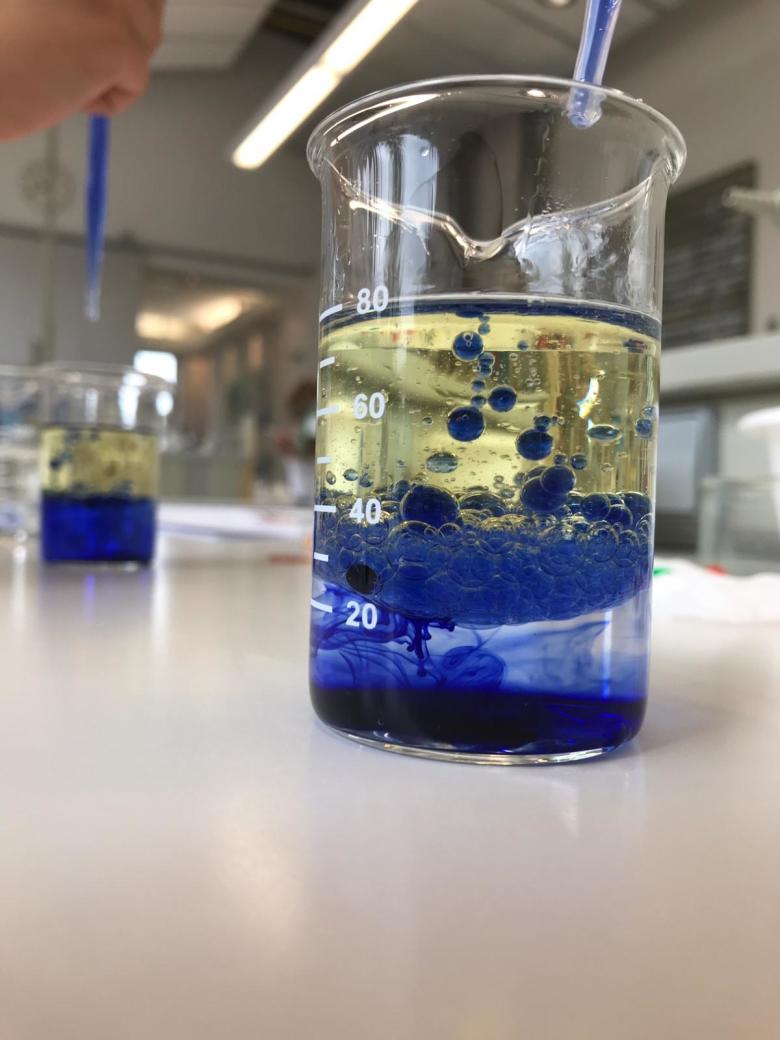 Tintentropfen in Öl