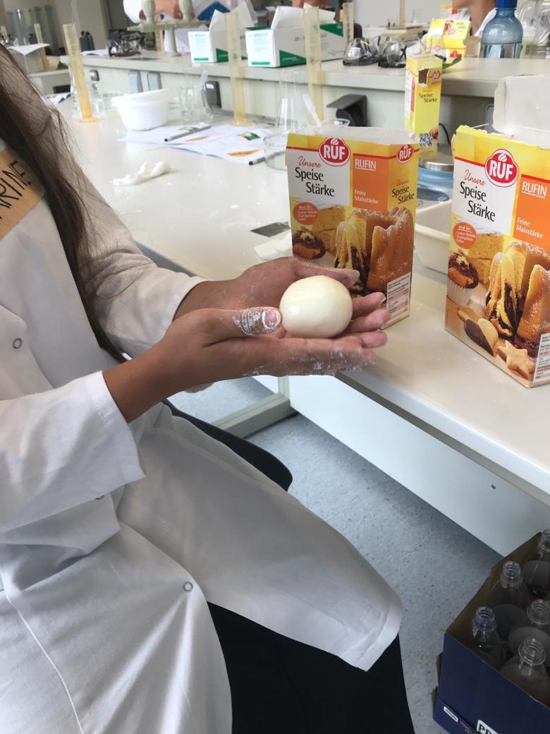 Kugel aus Stärke und Wasser formen