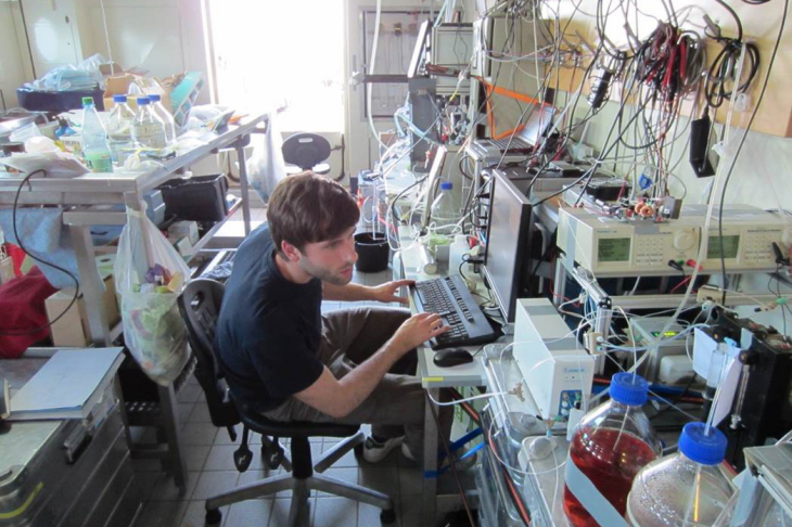 Die Entwicklung eines neuen Messinstruments bedeutet zunächst viel "Handarbeit" im Labor. <i>-Bild: Hereon-</i> Labor