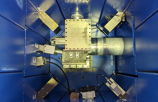 Blick ins Innere einer Targetstation zur Erzeugung von Neutronen. Hier treffen hochenergetische Protonen auf ein Material (Target), wobei Neutronen freigesetzt werden. Copyright: Forschungszentrum Jülich