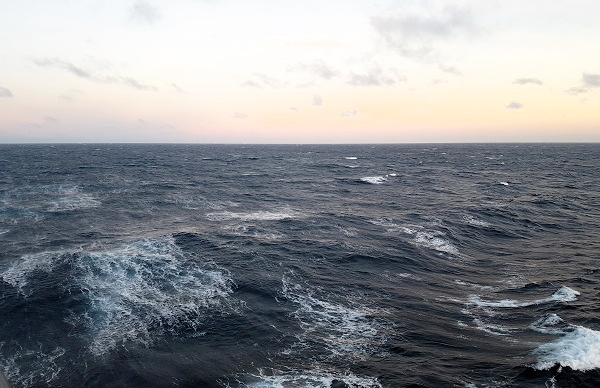 Forschende vom Helmholtz Zentrum Hereon haben die Wechselwirkungen zwischen den Luft- und Wasserströmungen auf dem Meer untersucht. Foto: Marc Buckley
